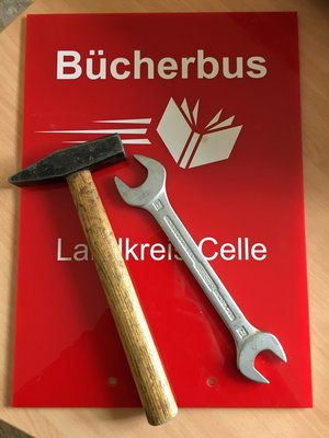Werkzeug - Hammer und Schlüssel - Hinweis Bücherbus in der Werkstatt