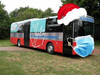 Foto Weihnachtsbücherbus mit Maske