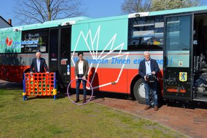 Foto Eröffnung Bibliothek der Dinge mit Bücherbus, Rainer Petzold, Maren Bunge und Johannes v. Freymann