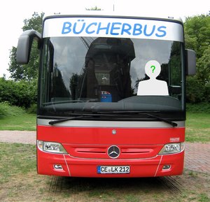 Frontfoto Bücherbus und Silhouette Fahrer mit Fragezeichen 