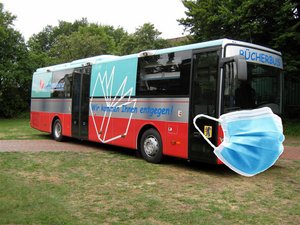 Foto Bücherbus mit chirurgischer Maske 