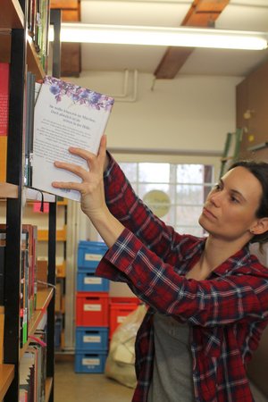 Foto Frau am Bücherregal