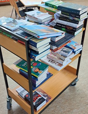 Wunschbücher auf einem Bücherwagen