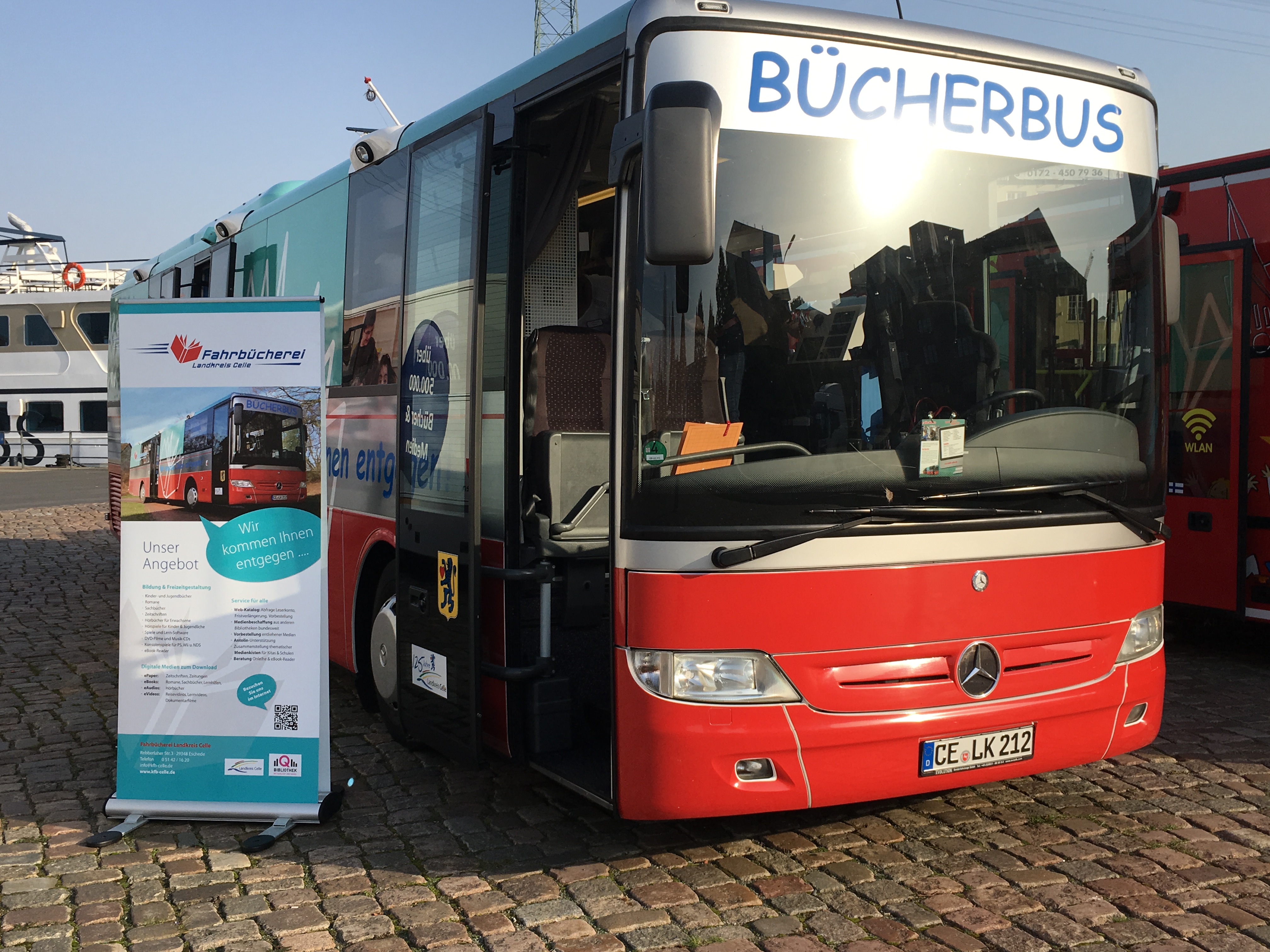 Foto vom Bücherbus der Fahrbücherei